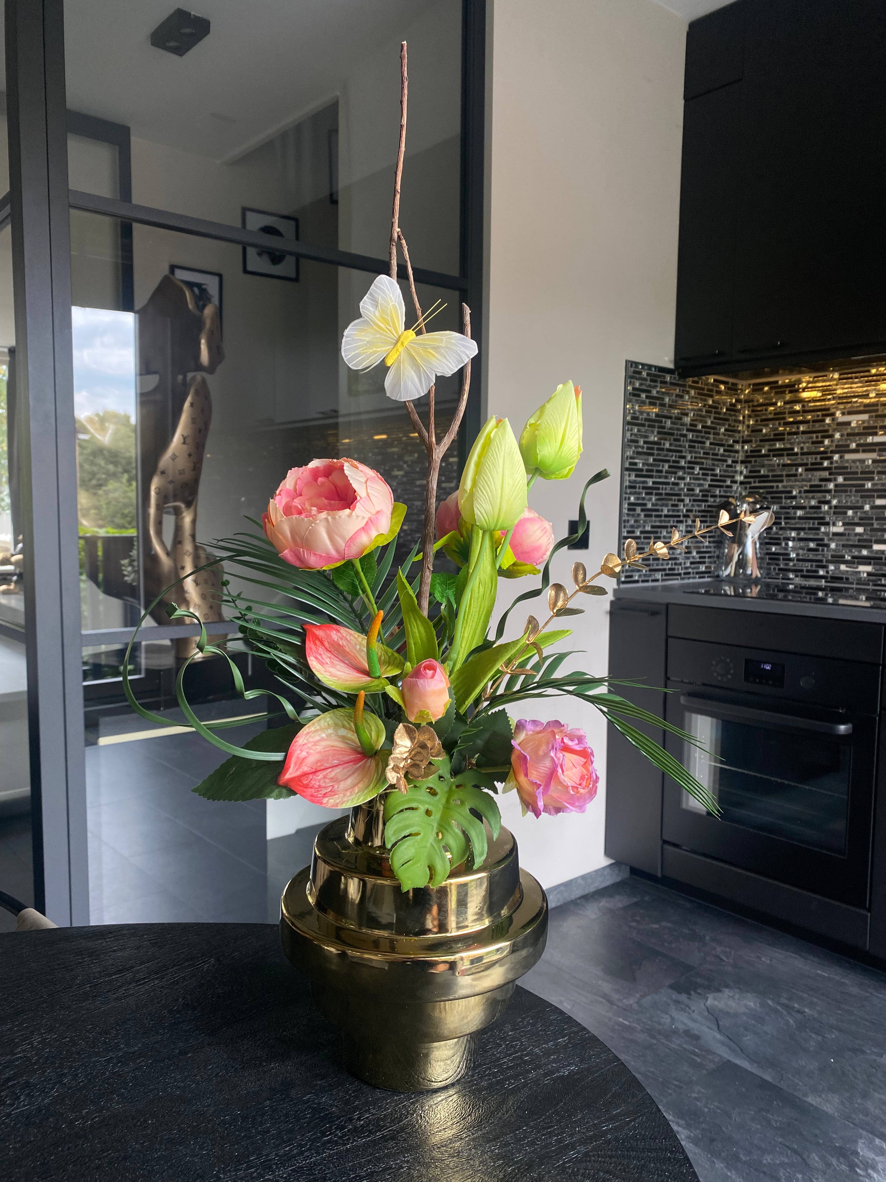 Golden Blush – Luxe Roze Kunstbloemstuk met Gouden Vaas | 55cm