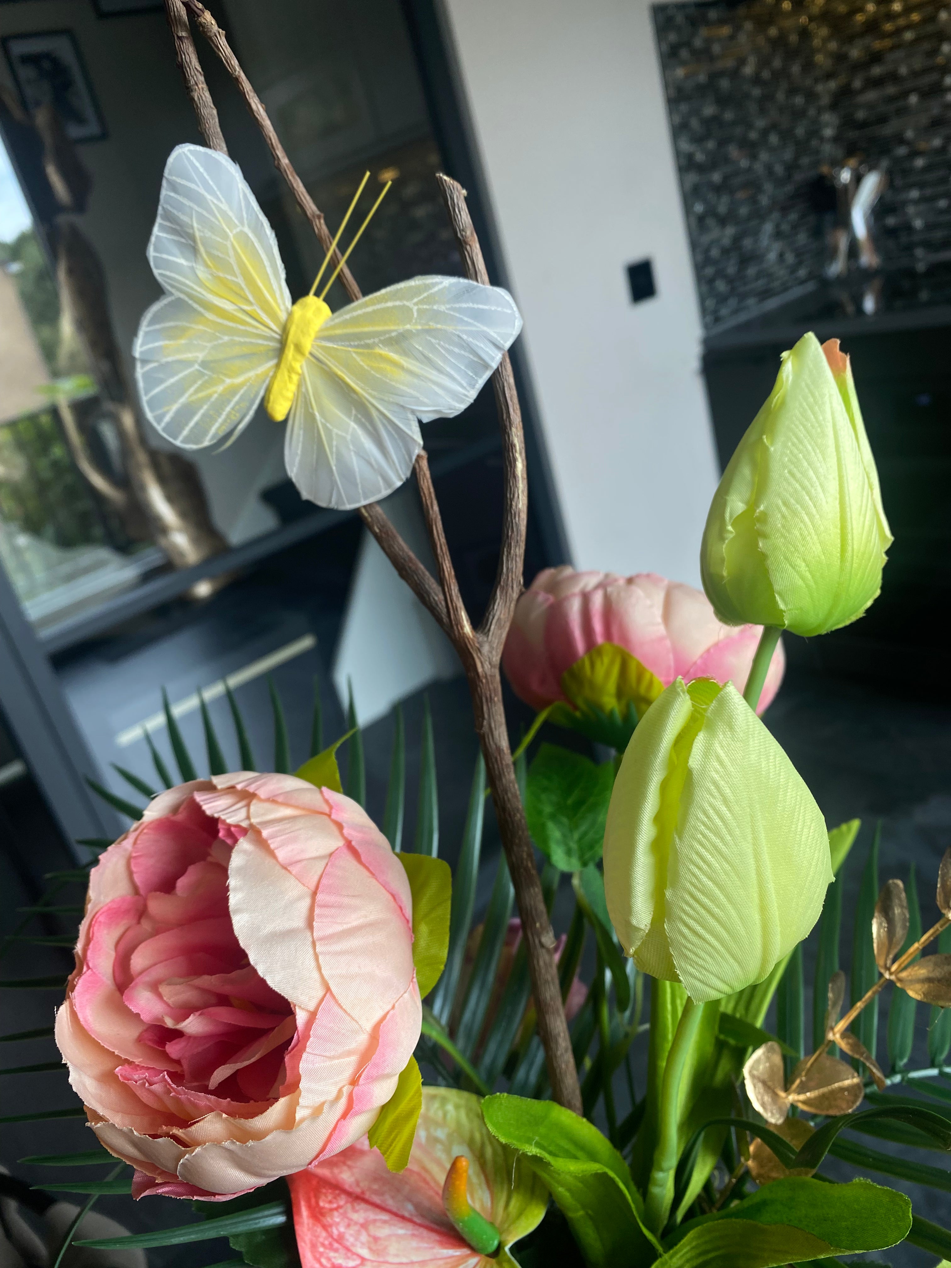 Golden Blush – Luxe Roze Kunstbloemstuk met Gouden Vaas | 55cm