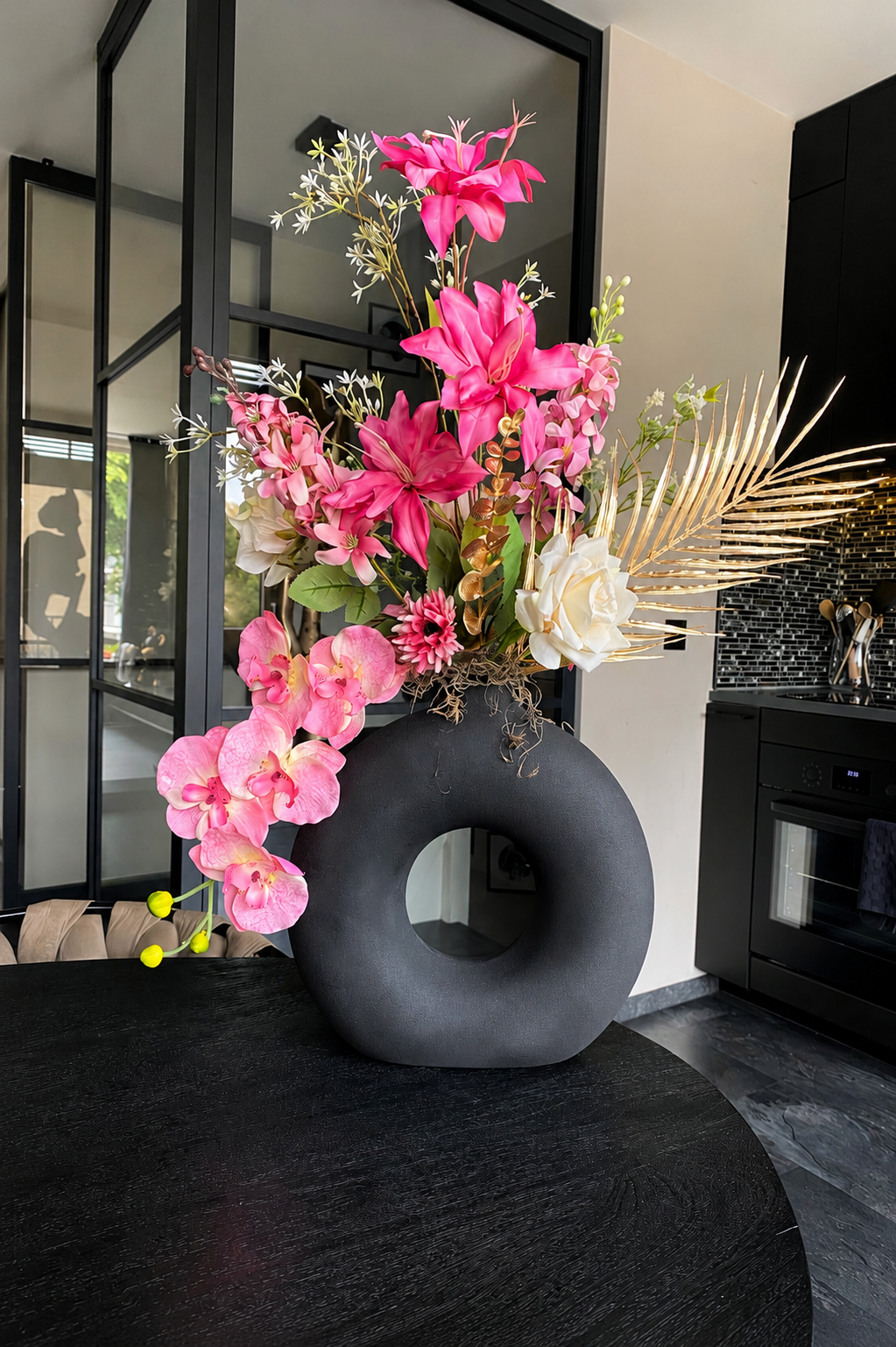 Luxe Roze Orchideeën & Lelies Bloemstuk | Exclusieve Design Vaas | Kunstbloemen Arrangement