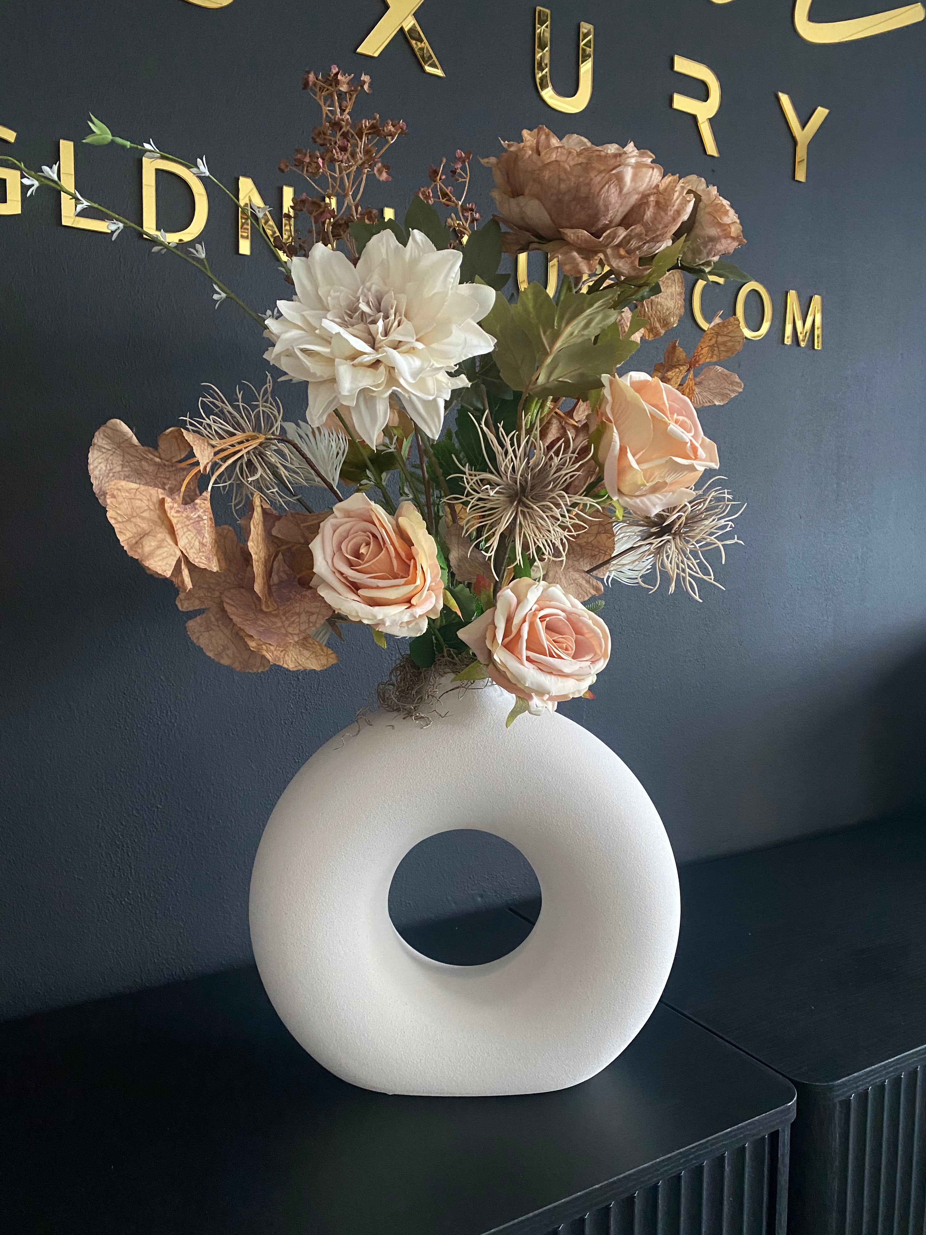 Exclusief Kunstbloemstuk met Witte Vaas – Peach, Crème & Naturel | 70cm