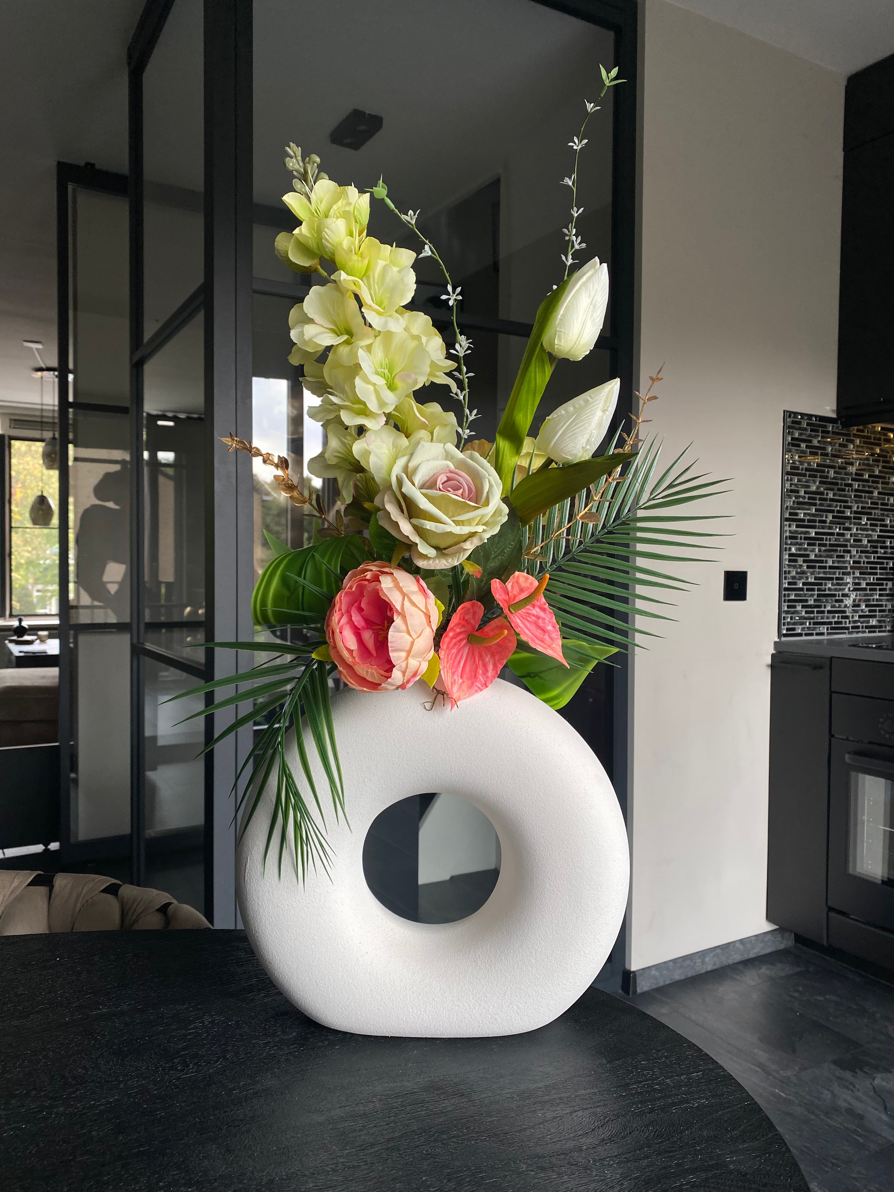 Ivory Blush Elegance – Luxe Kunstbloemen Bloemstuk met Witte Designvaas – 70 cm