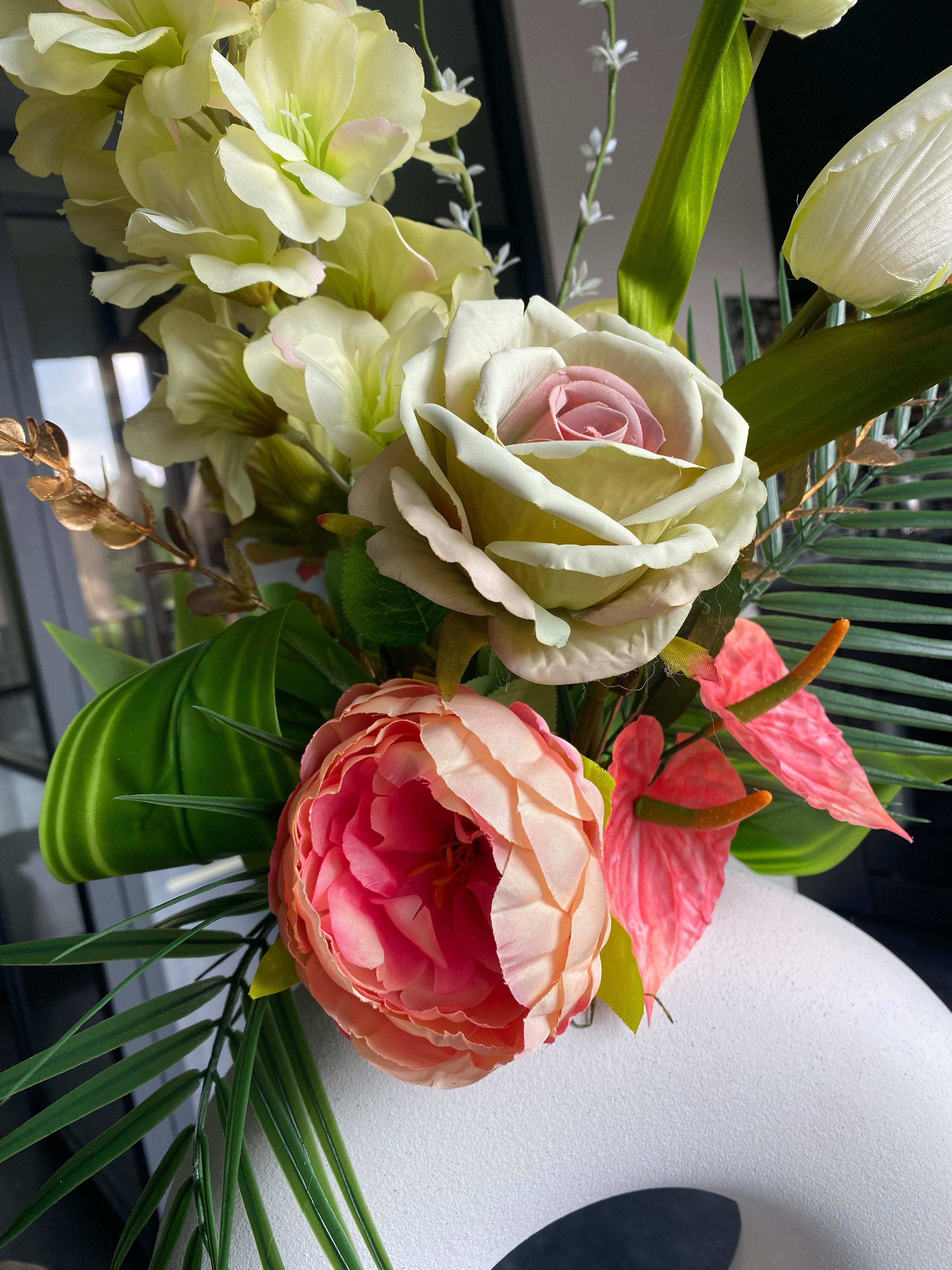 Ivory Blush Elegance – Luxe Kunstbloemen Bloemstuk met Witte Designvaas – 70 cm