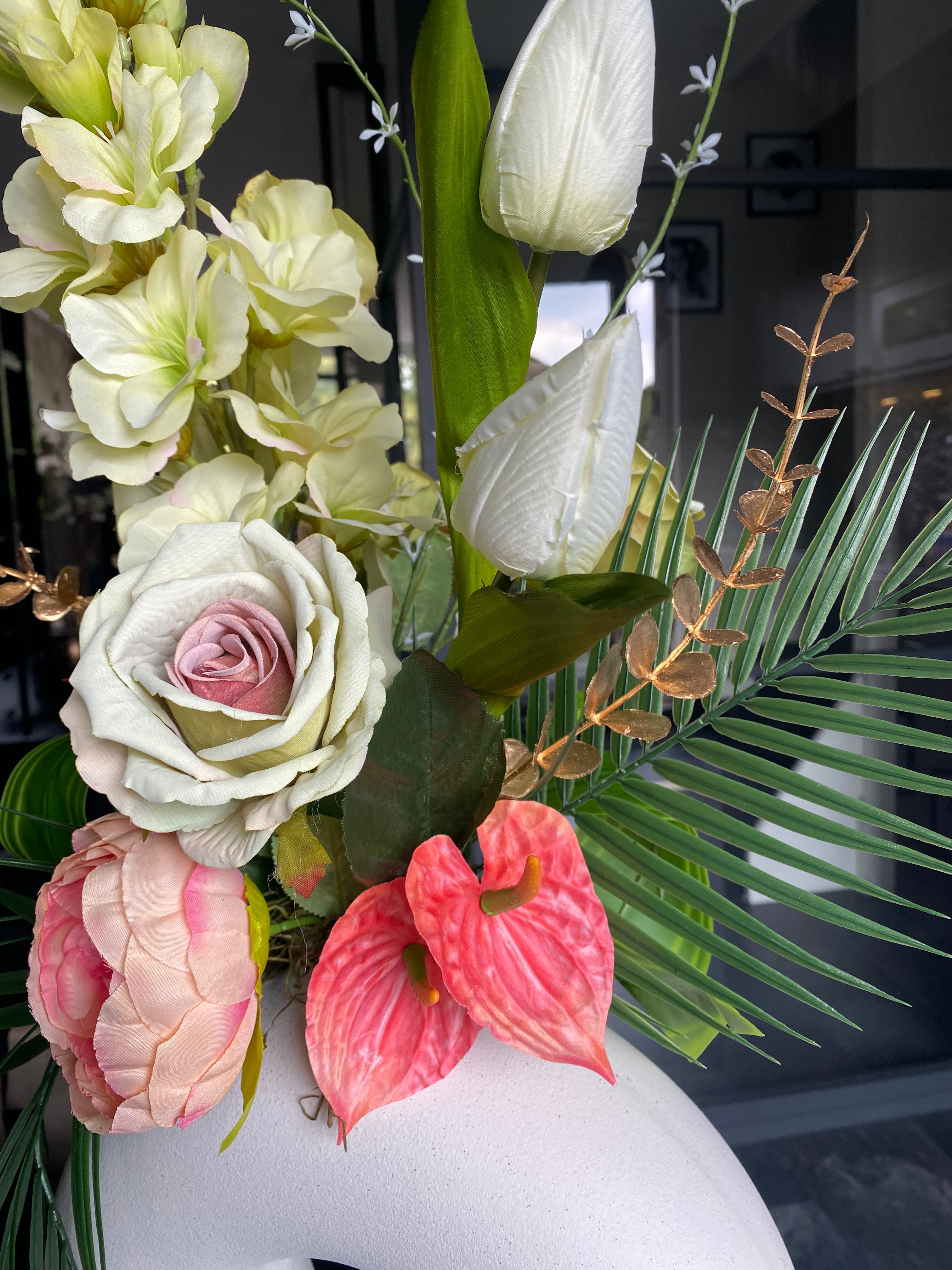Ivory Blush Elegance – Luxe Kunstbloemen Bloemstuk met Witte Designvaas – 70 cm