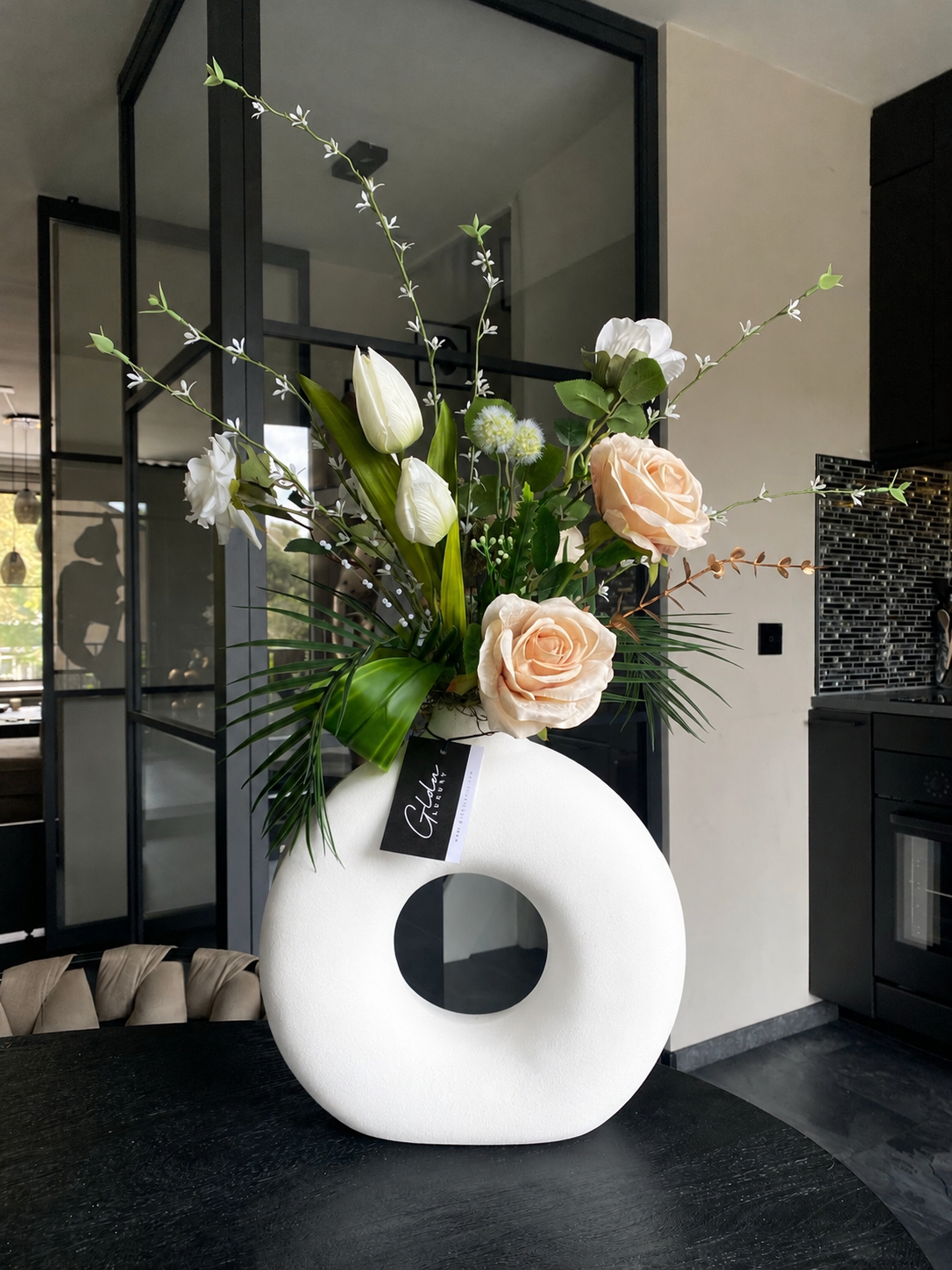 Ivory Blush Luxury – Luxe Kunstbloemstuk met Witte Tulpen & Rozen