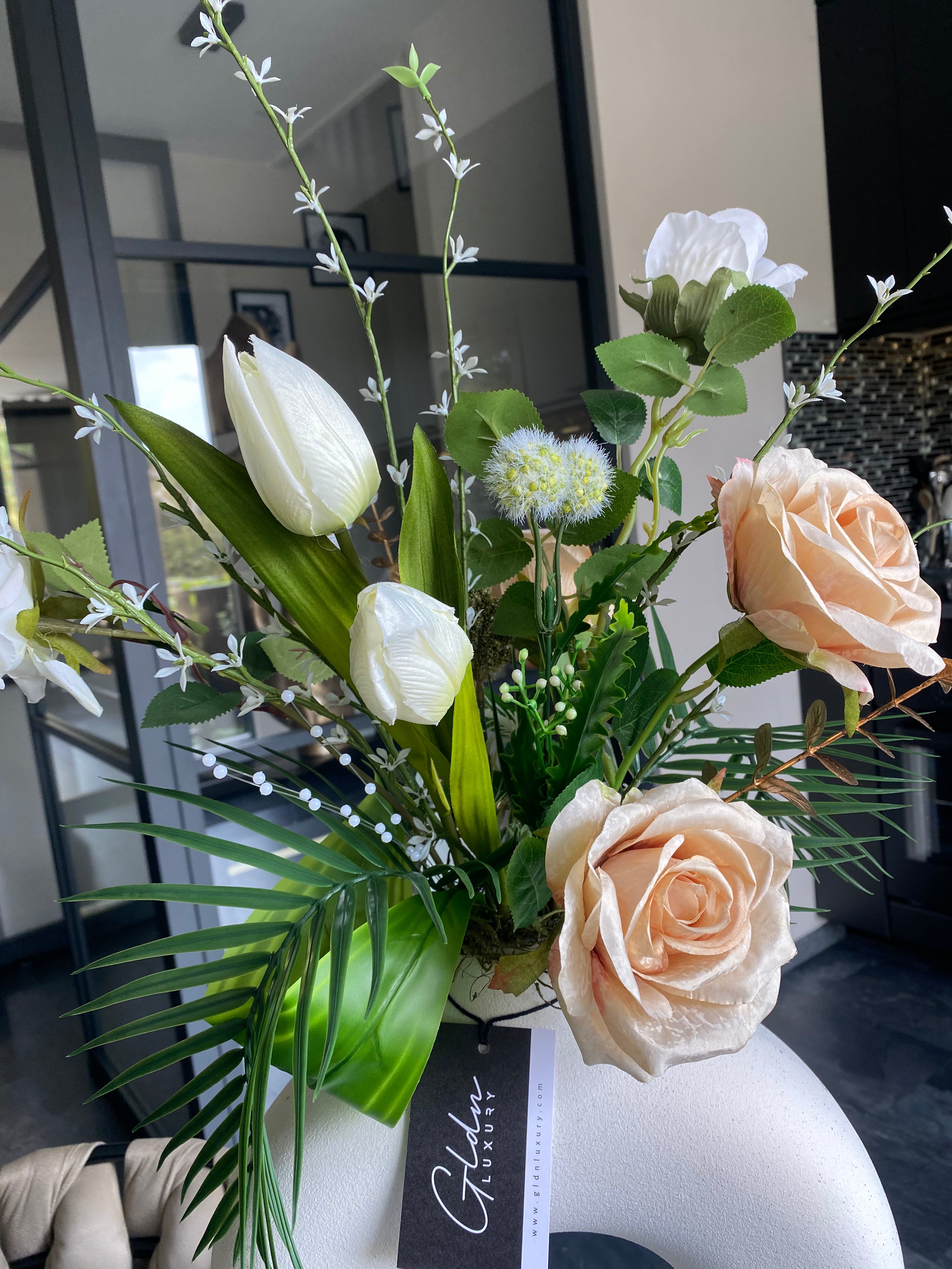 Ivory Blush Luxury – Luxe Kunstbloemstuk met Witte Tulpen & Rozen