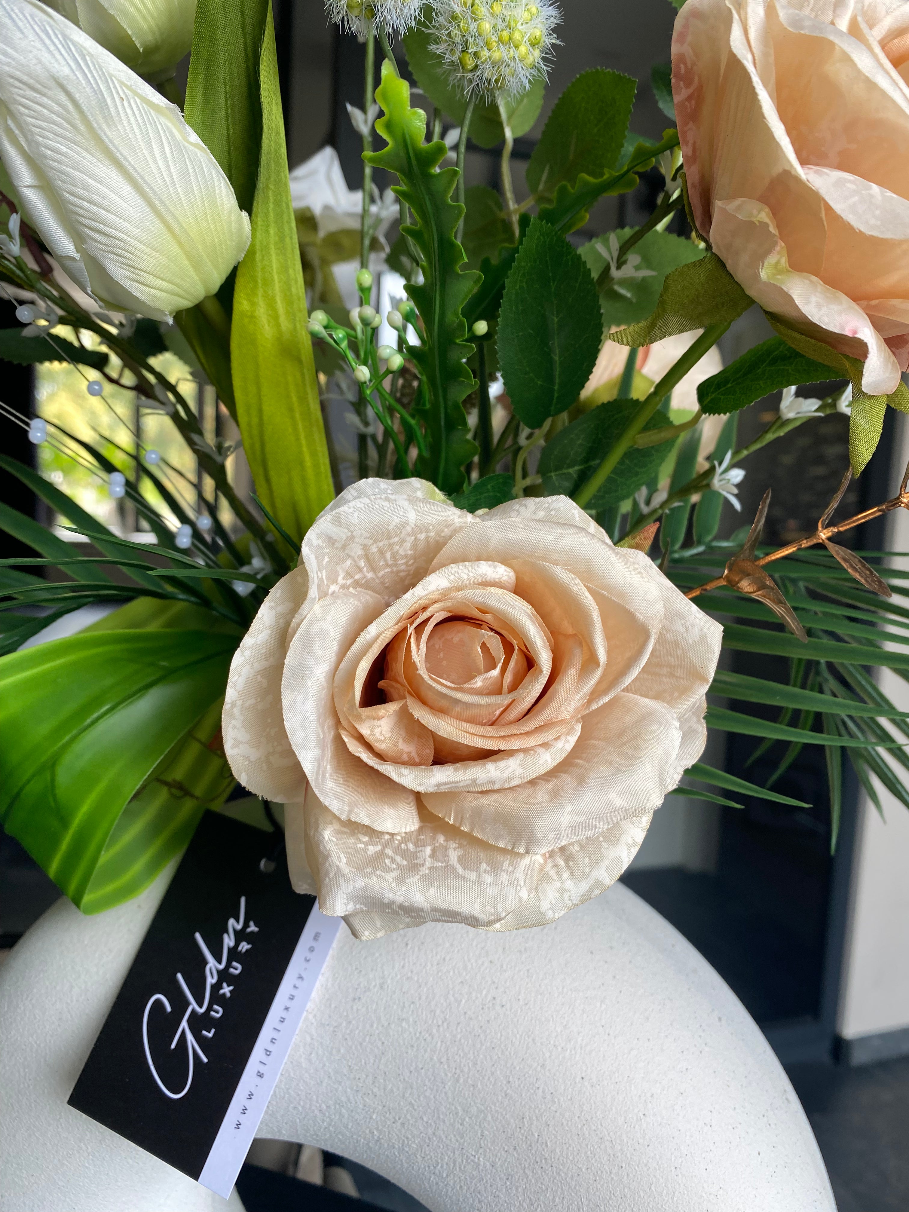 Ivory Blush Luxury – Luxe Kunstbloemstuk met Witte Tulpen & Rozen