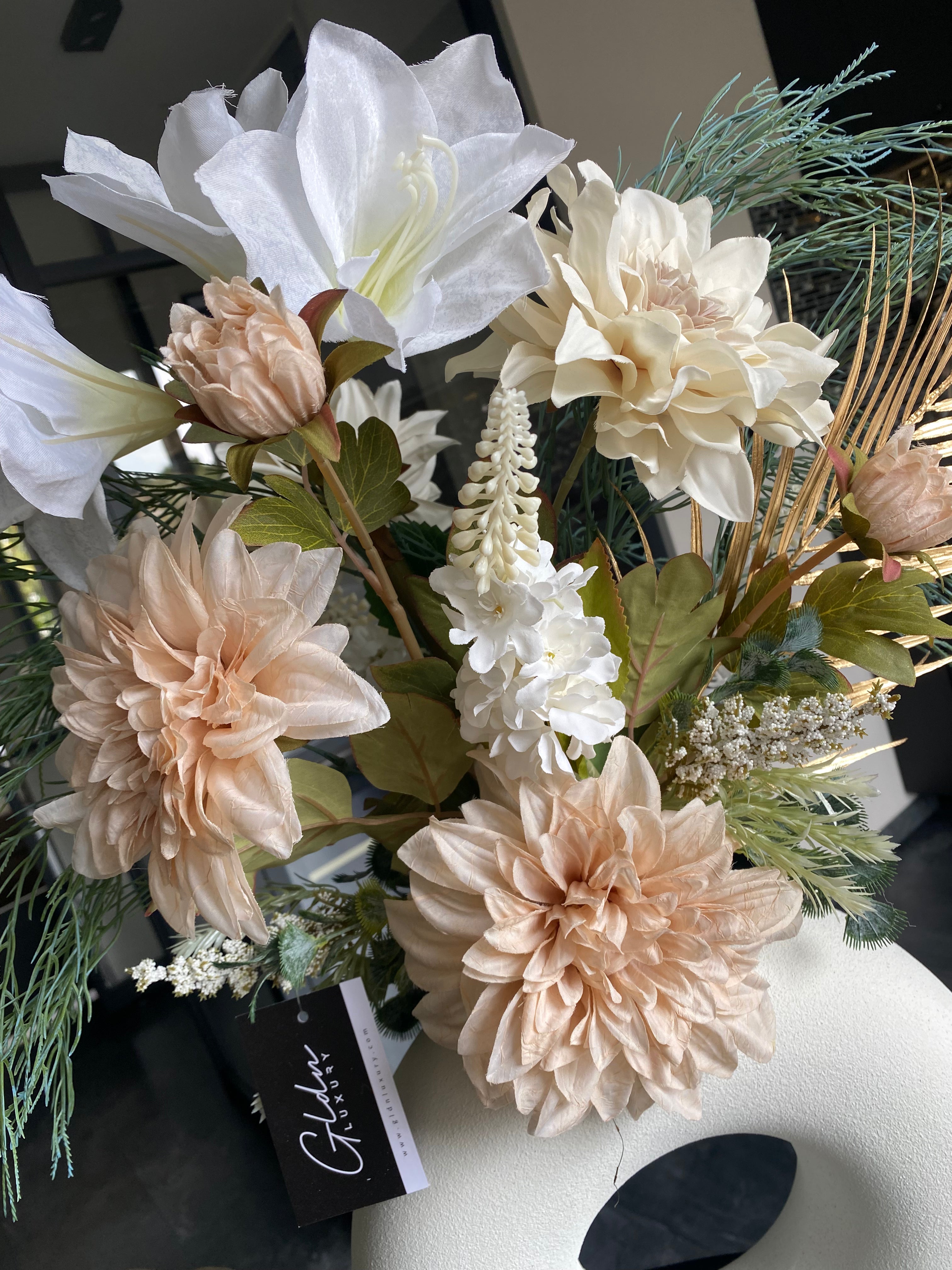 Ivory Gold Elegance – Luxe Kunstbloemstuk Crème, Wit &amp; Goud met Designvaas | ±70 cm