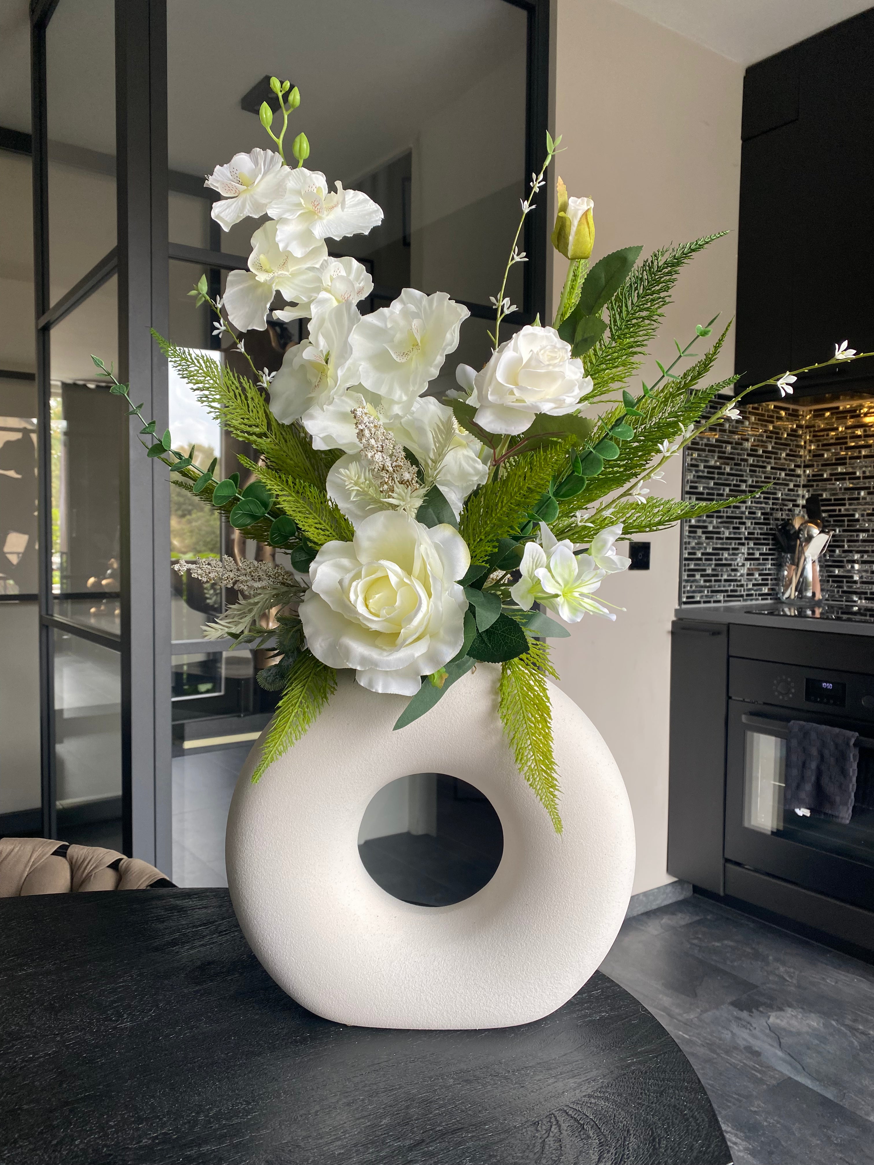 Ivory Grandeur luxe wit kunstbloemen boeket met design vaas 70 cm