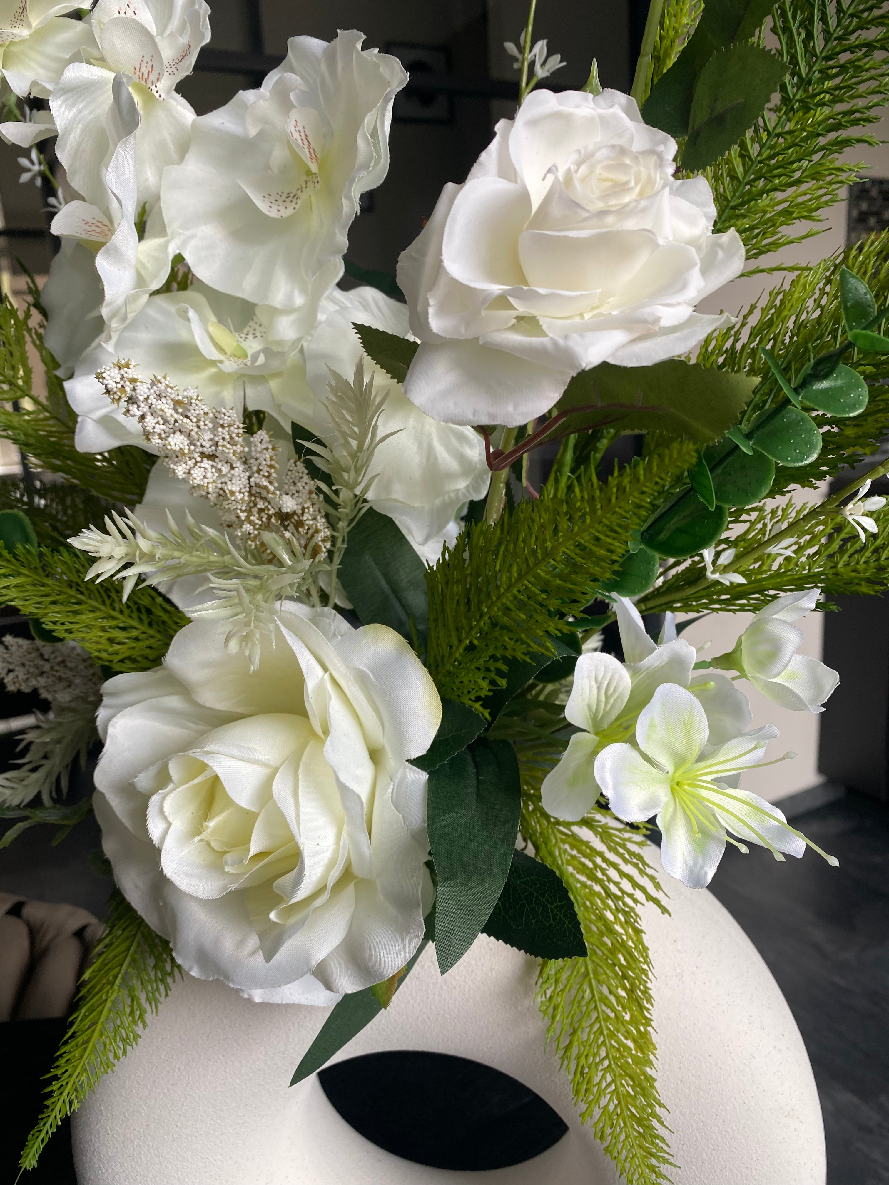 Exclusief wit kunstbloemstuk met rozen en groene takken – luxe zijden bloemen