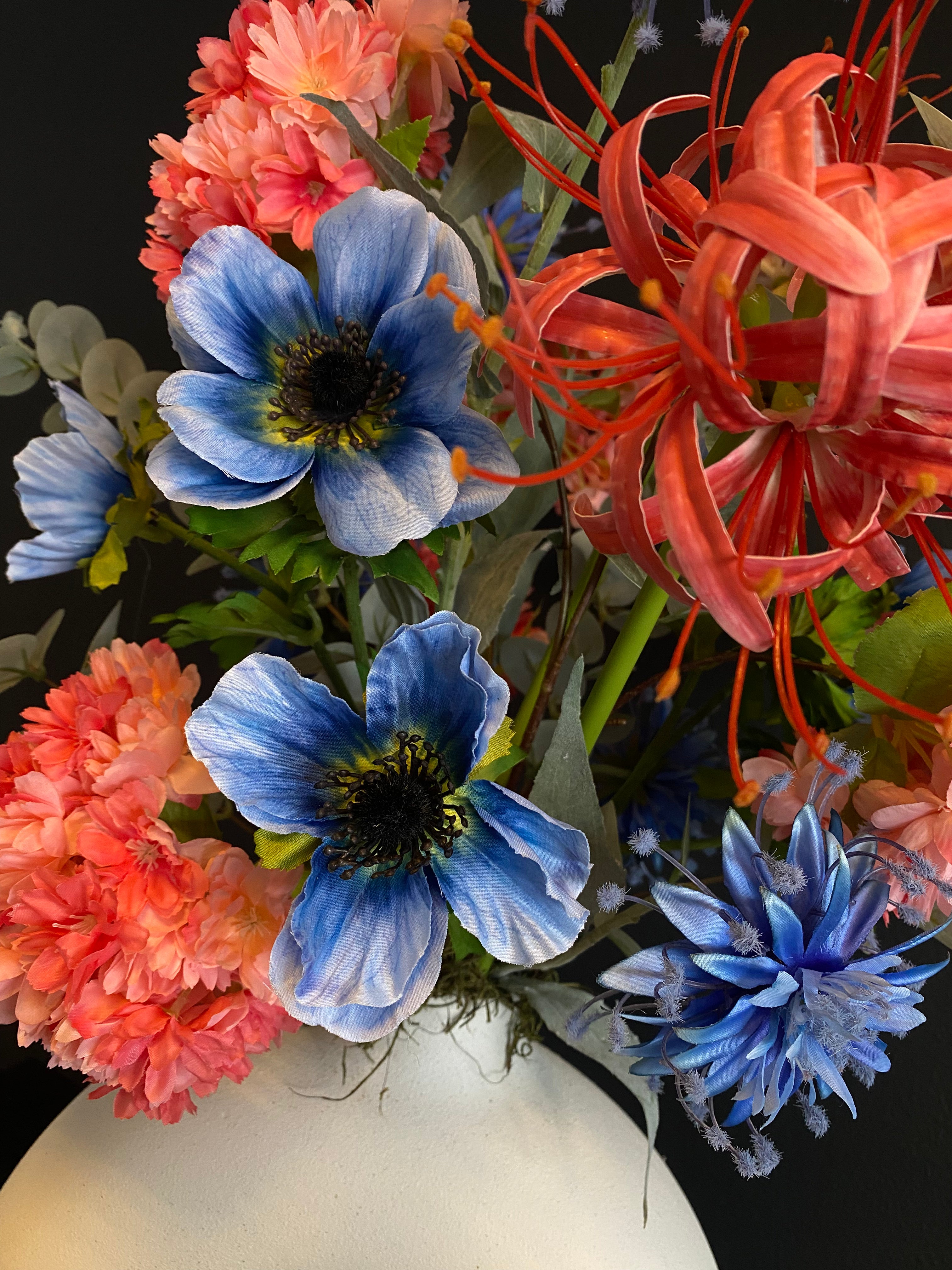Kleurrijk Luxe Kunstbloemstuk met Witte Designvaas – Roze & Blauw | 75 cm