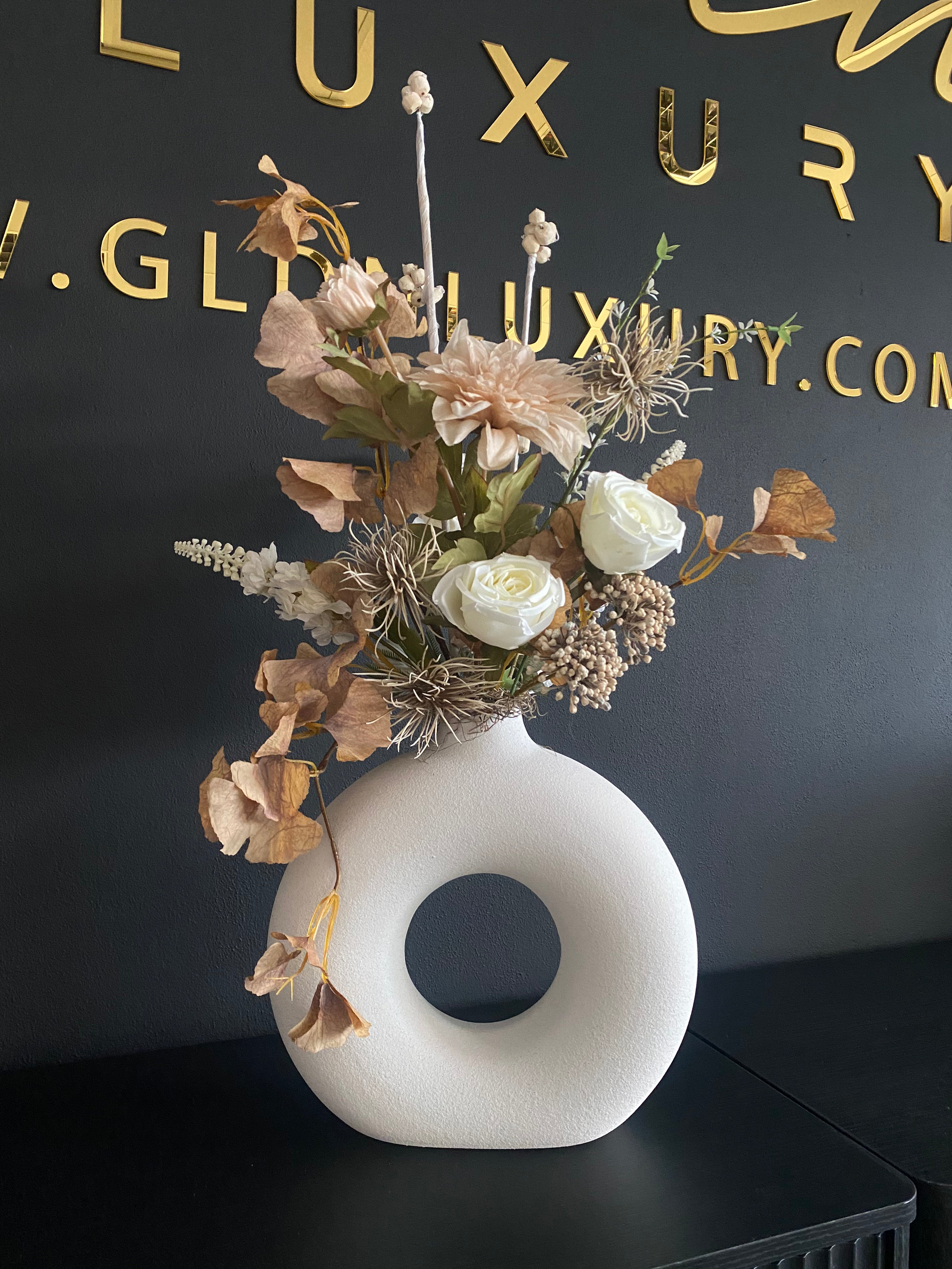 Luxe Japandi Kunstbloemstuk met Witte Vaas – Beige, Crème & Naturel | 70 cm