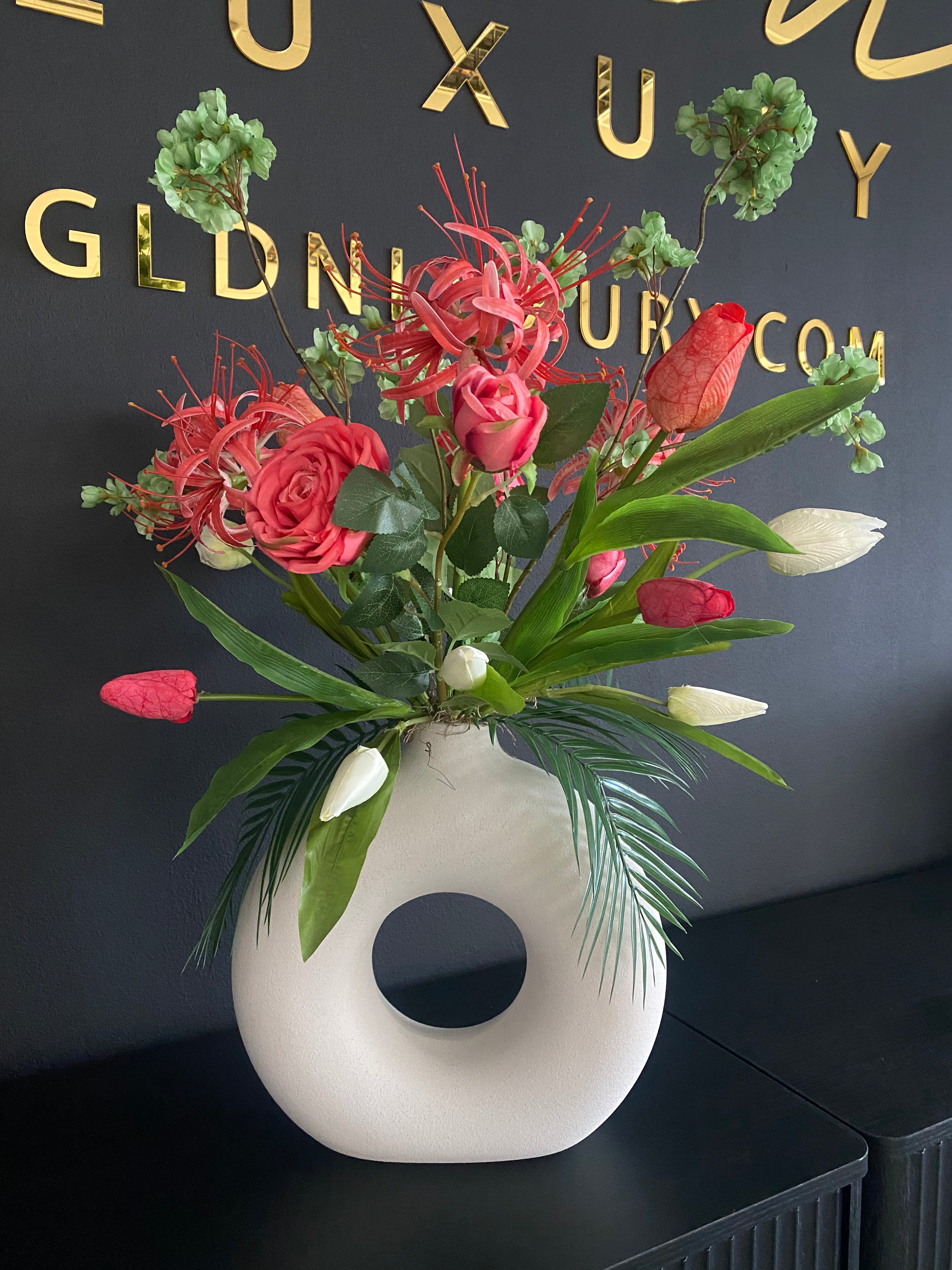 Luxe Koraal & Roze Kunstbloemstuk met Witte Vaas – Groene Zijden Bloesem | 75 cm