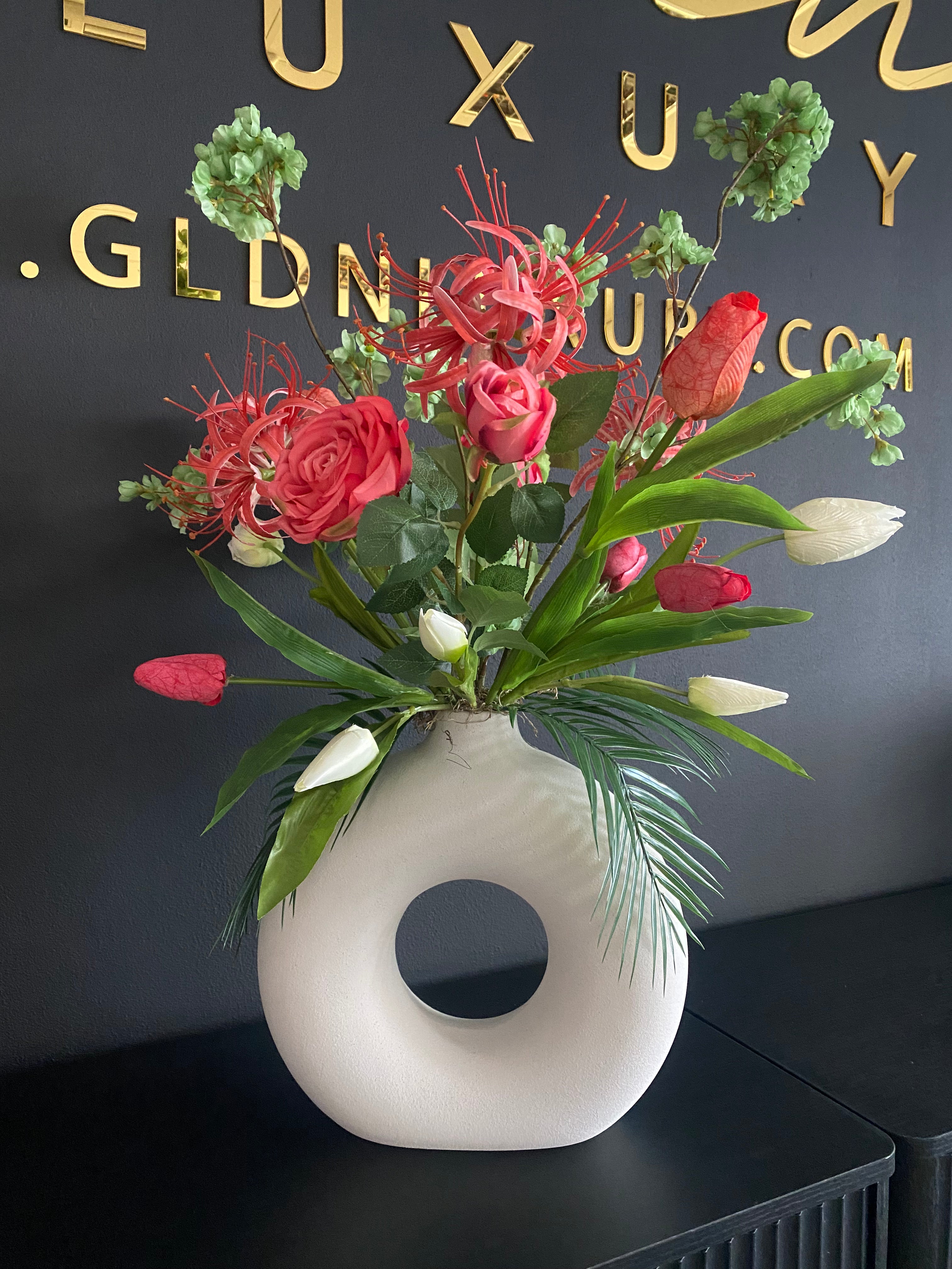 Luxe Koraal & Roze Kunstbloemstuk met Witte Vaas – Groene Zijden Bloesem | 75 cm