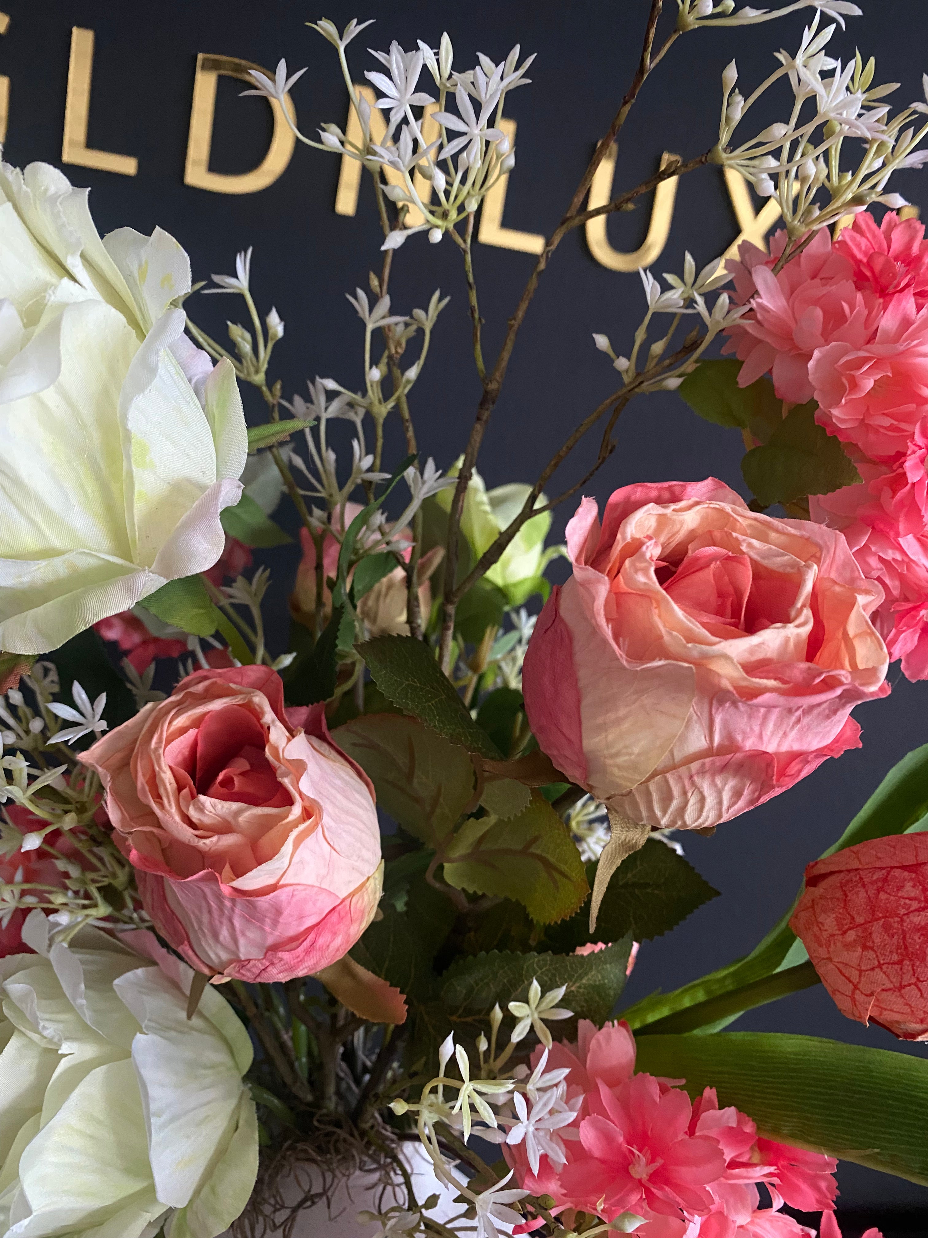 Luxe Koraal & Roze Kunstbloemstuk met Witte Vaas – Zijden Bloesem | 70 cm