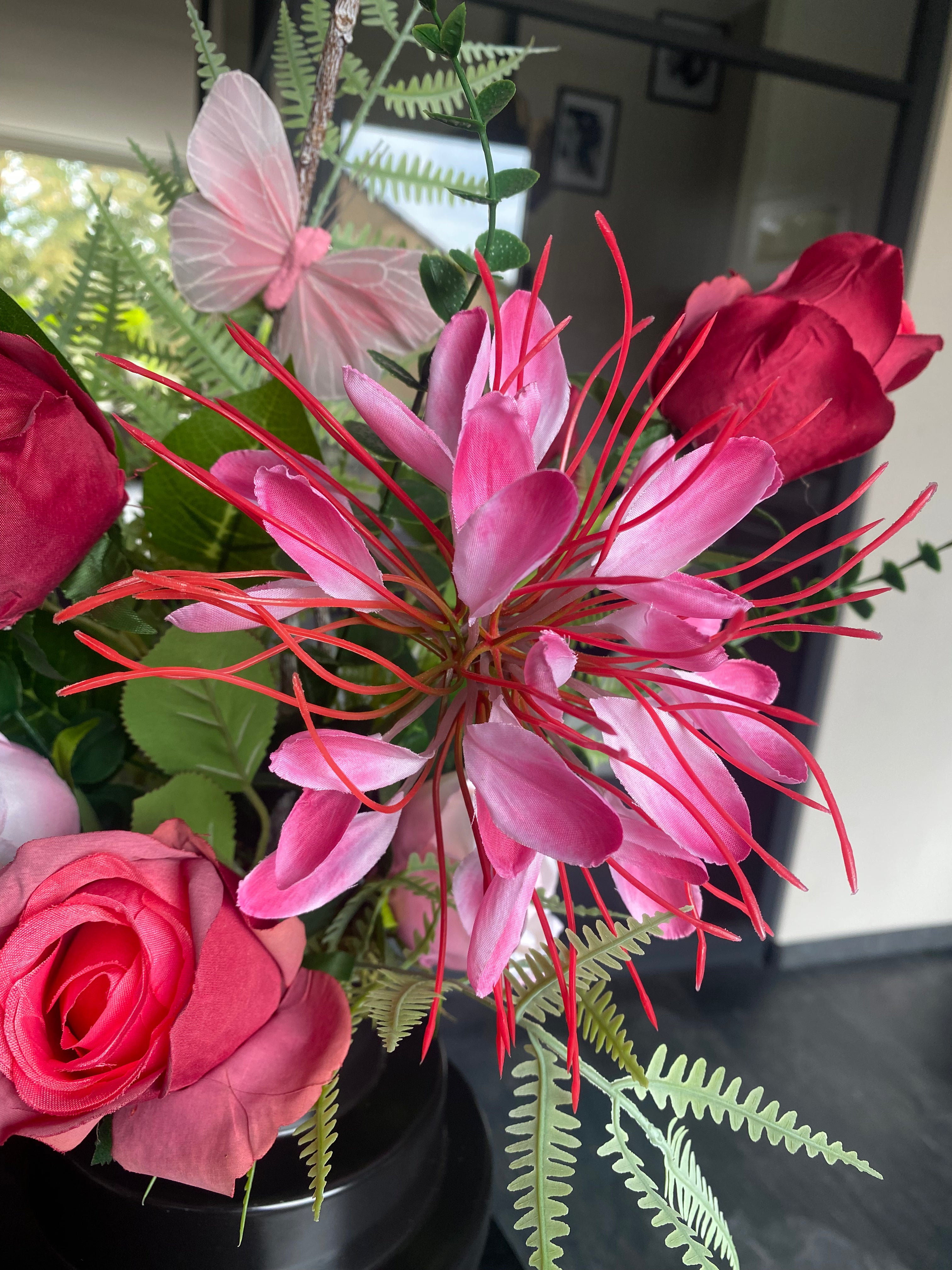 Pink Butterfly – Luxe Roze Kunstbloemstuk met Zwarte Vaas | 60cm