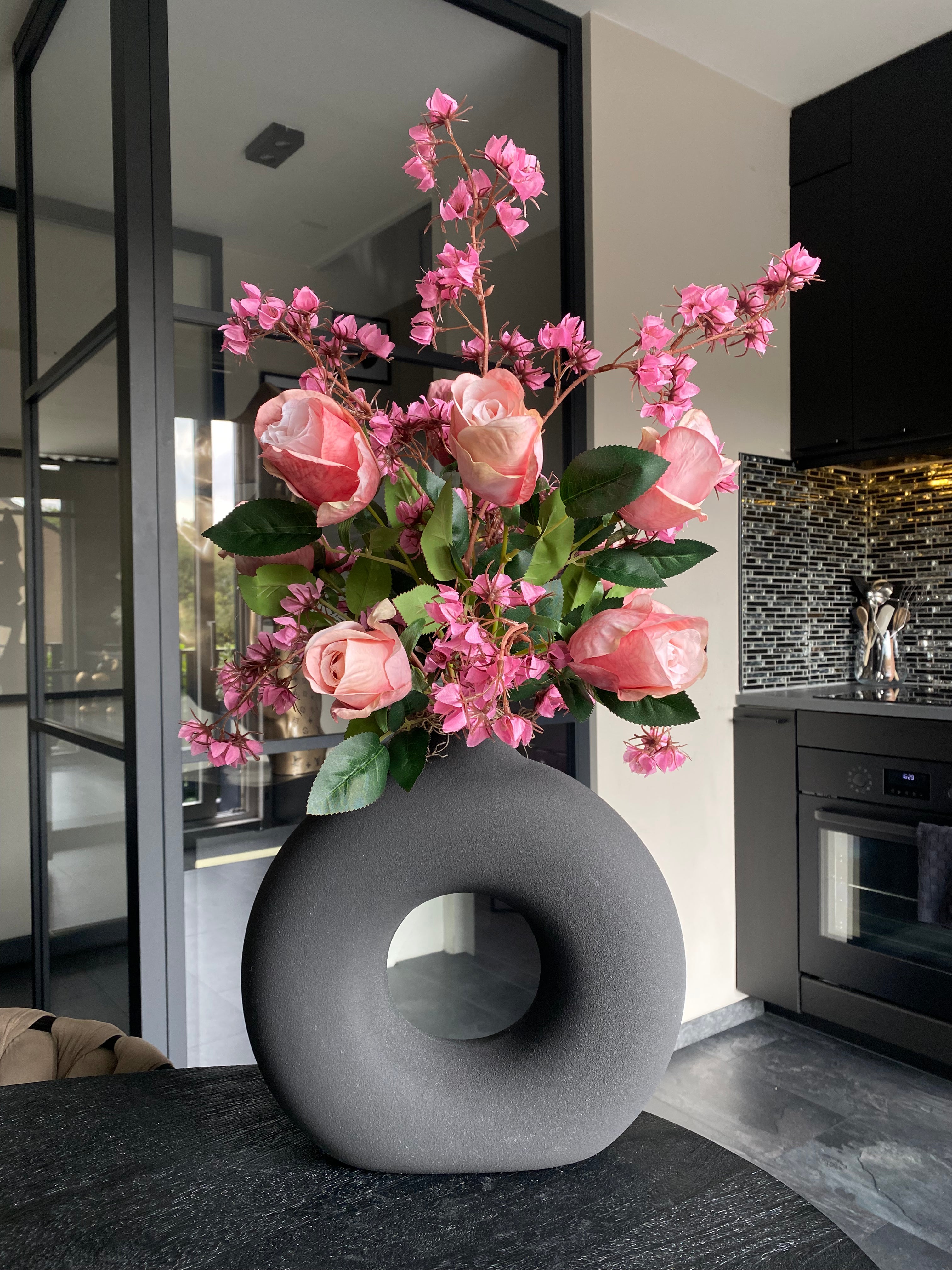 Rosé Blossom Elegance – Luxe Kunstbloemstuk met Rozen & Bloesem