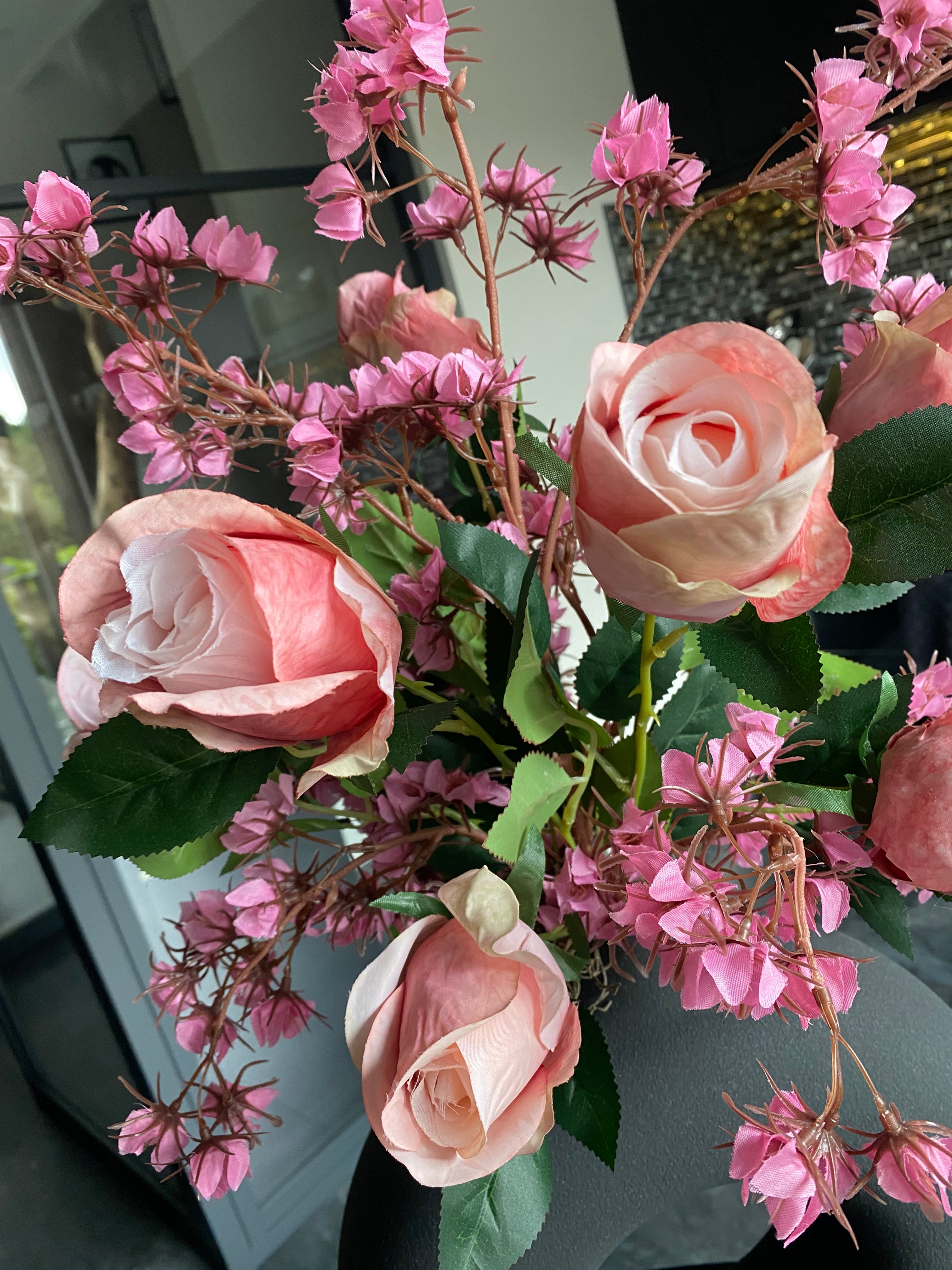 Rosé Blossom Elegance – Luxe Kunstbloemstuk met Rozen & Bloesem