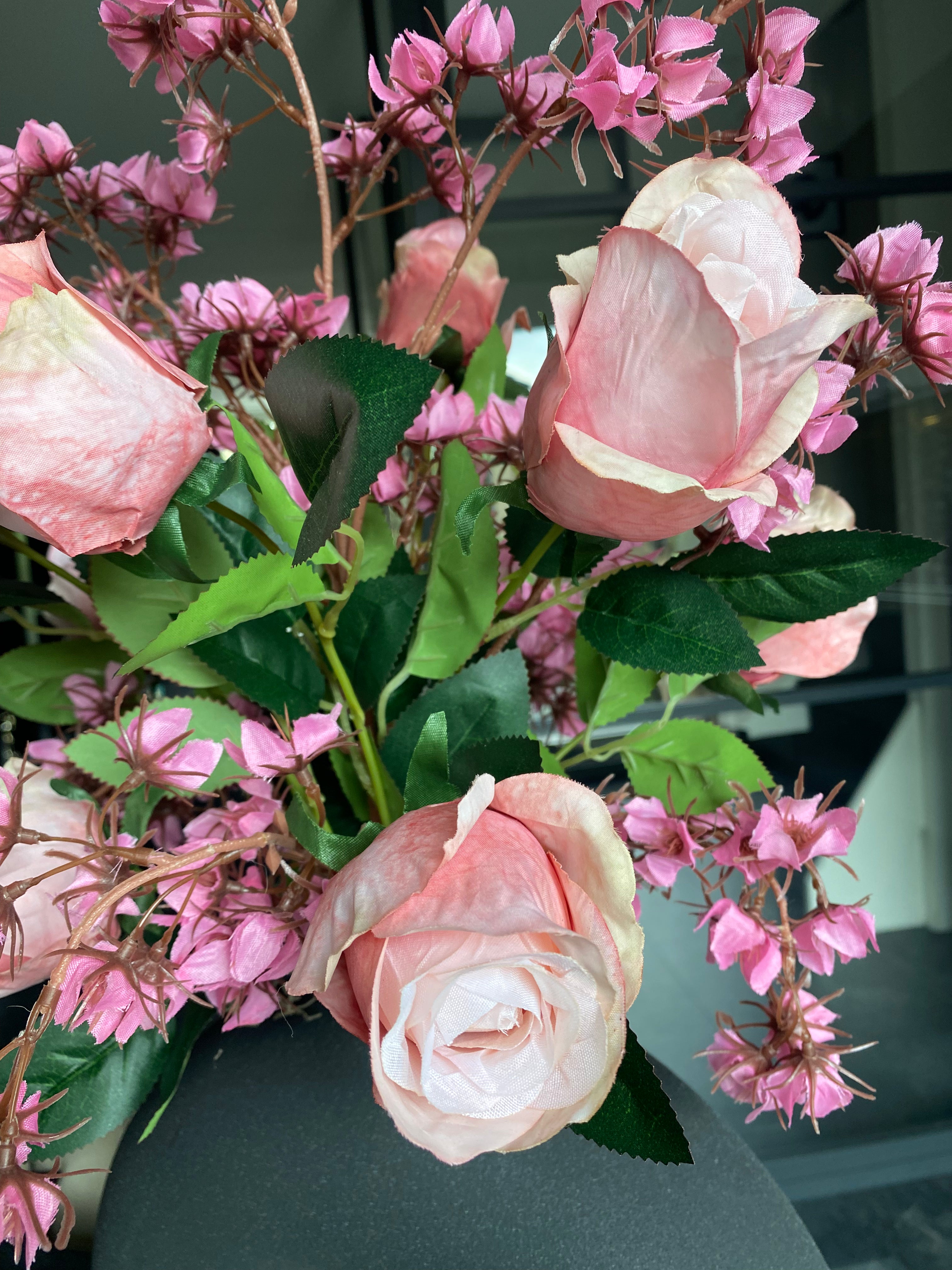 Rosé Blossom Elegance – Luxe Kunstbloemstuk met Rozen & Bloesem
