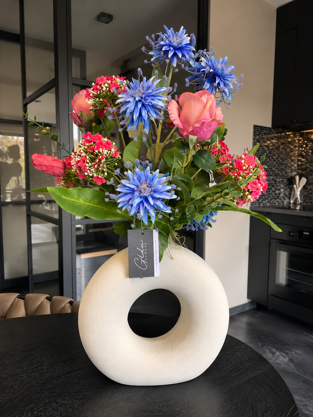 Luxe Kunstbloemstuk met Roze en Blauwe Bloemen