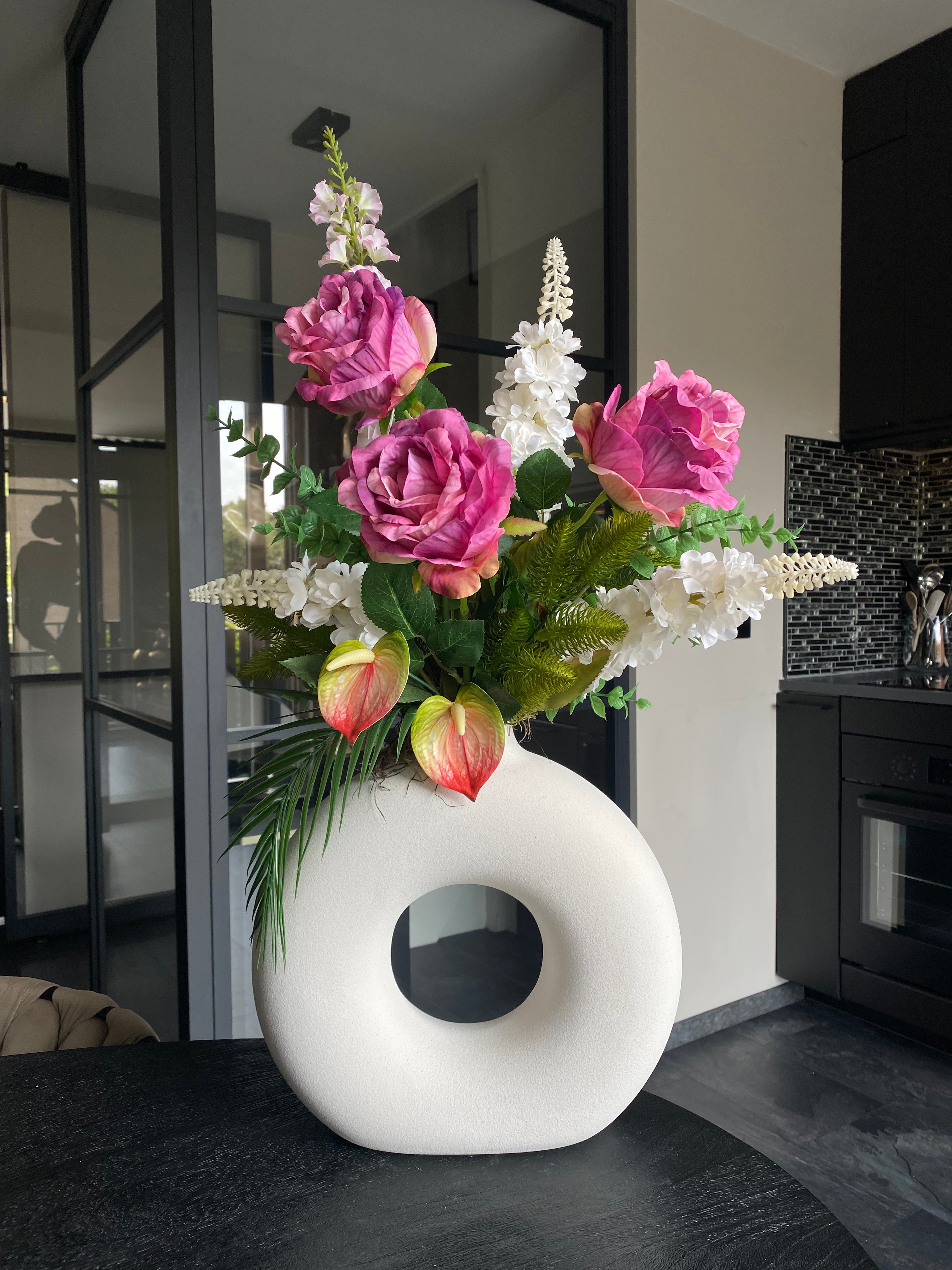 Royal Pink Elegance – Luxe Roze Kunstbloemstuk met Witte Designvaas | ±70 cm
