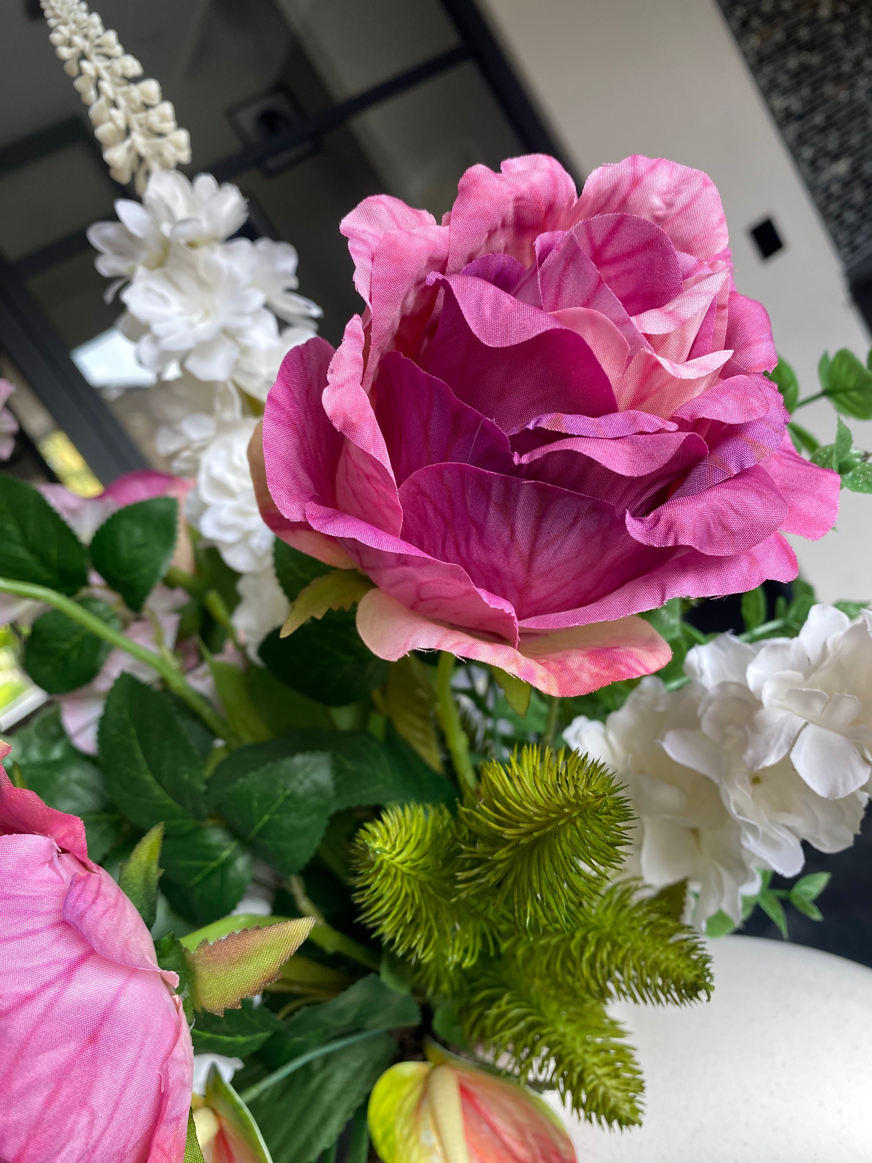 Royal Pink Elegance – Luxe Roze Kunstbloemstuk met Witte Designvaas | ±70 cm