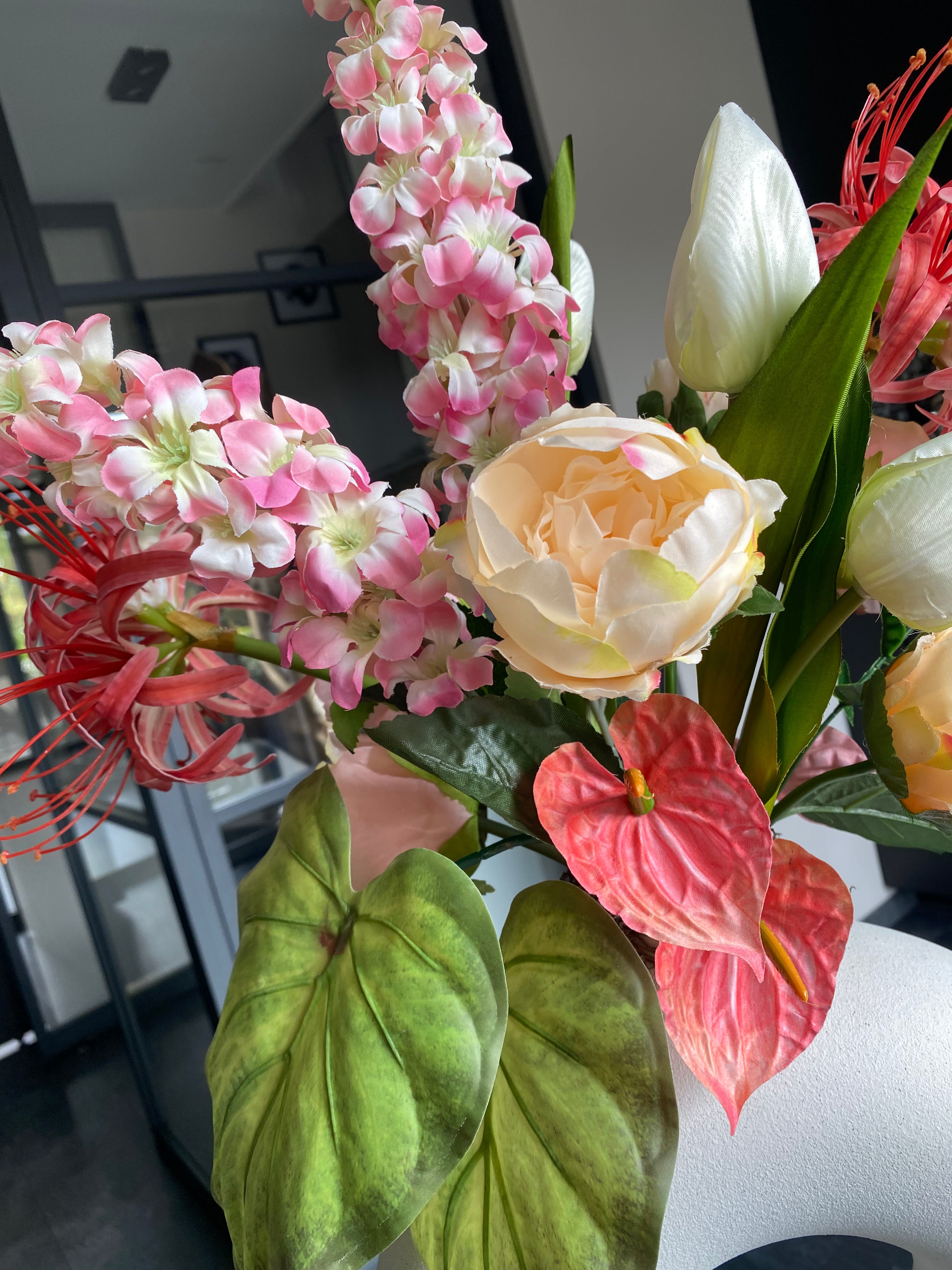 Tropical Blush Elegance – Luxe Kunstbloemstuk Roze & Koraal met Vaas | ±70 cm