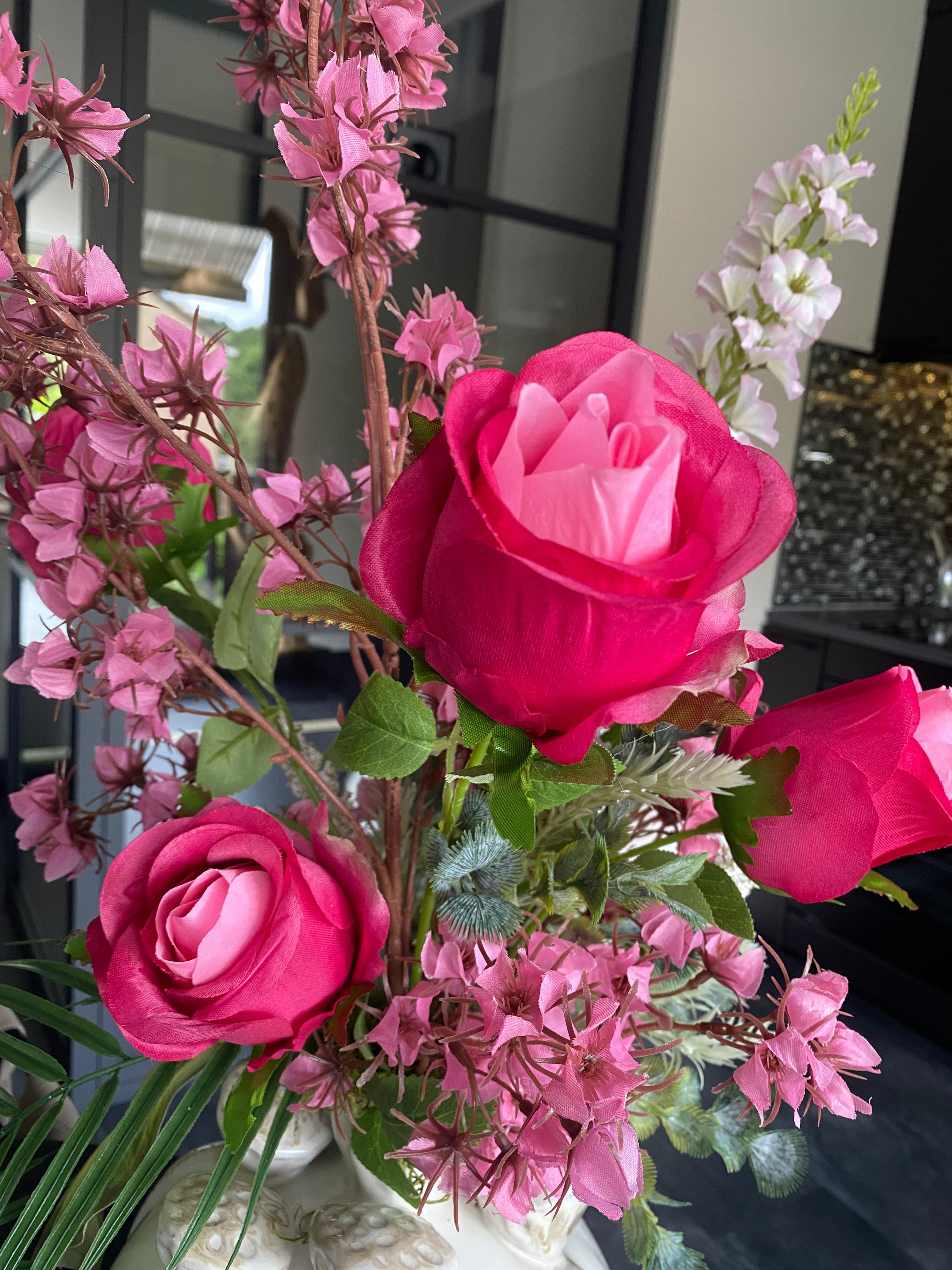 xclusief Roze Kunstbloemstuk met Rozen en Bloesemtakken